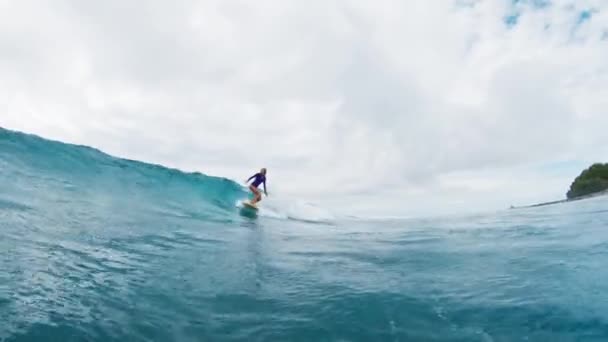 Surfista Femenina Monta Ola Las Maldivas — Vídeos de Stock