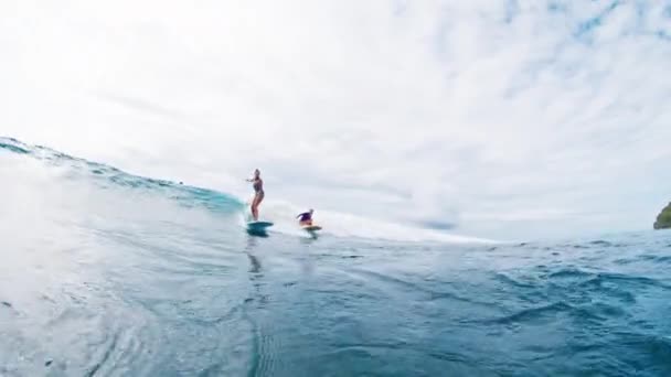 Huraa Island Maldivas Noviembre 2022 Dos Surfistas Femeninas Longboards Comparten — Vídeos de Stock