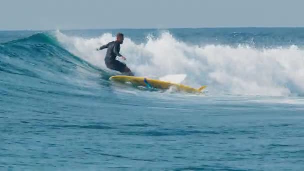 サーファーが落ちる いくつかの異なるサーファーの短い映像のセットが水の中に落ちる — ストック動画