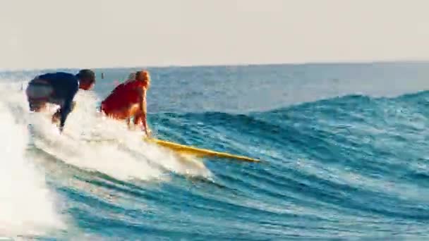 Vrouwelijke Surfer Surft Golf Malediven Bij Zonsondergang Daalt Een Andere — Stockvideo
