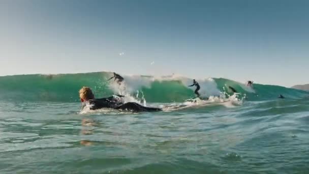 Manliga Surfare Paddlar Havet Södra Brasilien — Stockvideo
