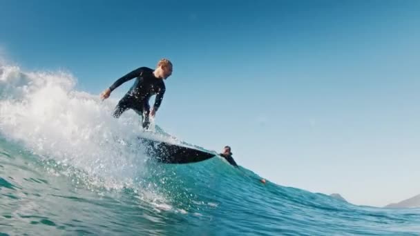 Mannelijke Surfer Surft Oceaangolf Het Zuiden Van Brazilië — Stockvideo