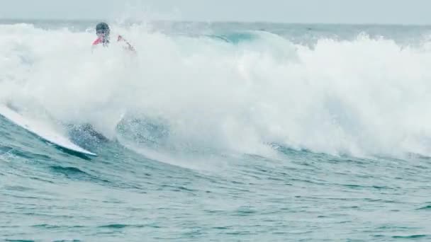 Huraa Island Maldives 2022年11月 冲浪者在海浪冲向海岸时陷入波浪中 — 图库视频影像