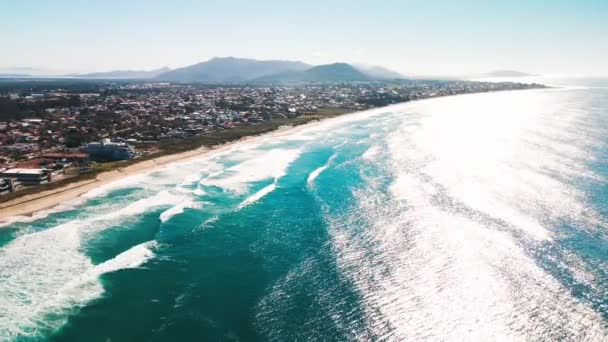 ブラジルの砂浜と波がある海岸の空中ビュー — ストック動画