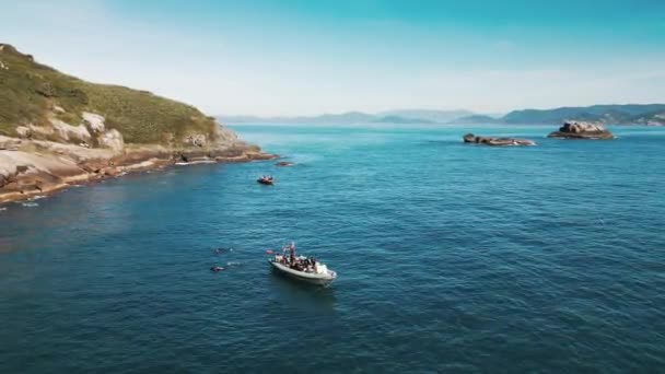 Лодка Водолазами Стоящими Якоре Спокойной Бухте Недалеко Отдаленного Острова — стоковое видео