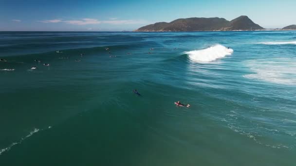 Brezilya Sörfçülerin Dalgaların Olduğu Sörf Noktasının Havadan Görüntüsü — Stok video