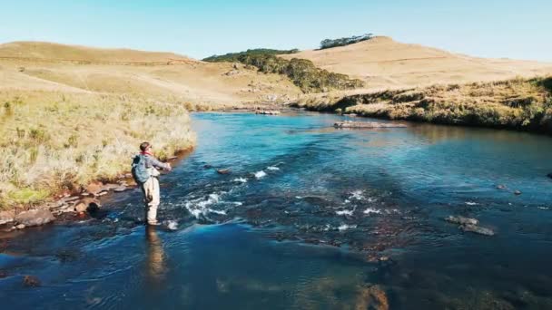 Hombre Con Mochila Pesca Río Rápido Lanza Señuelo Pesca Senderismo — Vídeos de Stock