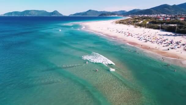 Vzdušný Výhled Moře Jemnými Vlnami Písečnou Pláží Lidmi Relaxujícími Campeche — Stock video