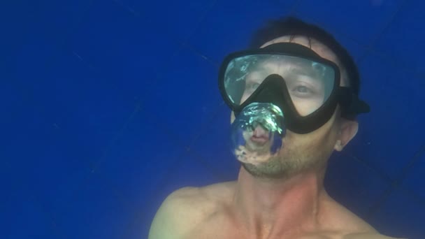 Diver Fouká Kroužek Bubliny Pod Vodou Zpomalené Záběry Člověka Masce — Stock video
