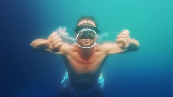 Potápěč Fouká Kroužek Bubliny Pod Vodou Bazénu Muž Masce Fouká — Stock video