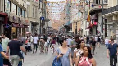 İSTANBUL, TURKEY - Haziran 2023: İstanbul 'da İstiklal Caddesi boyunca yürüyen insanların zamanlaması