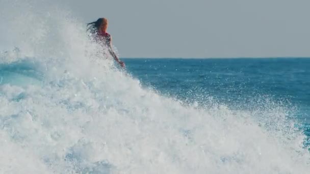 Młoda Kobieta Czerwonym Garniturze Surfuje Falach Widok Tyłu Surfera Jadącego — Wideo stockowe