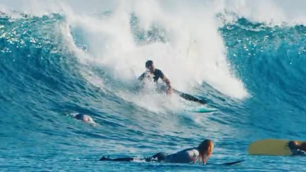 Surf Paquete Otoño Gente Cae Durante Surf Conjunto Pocas Imágenes — Vídeos de Stock