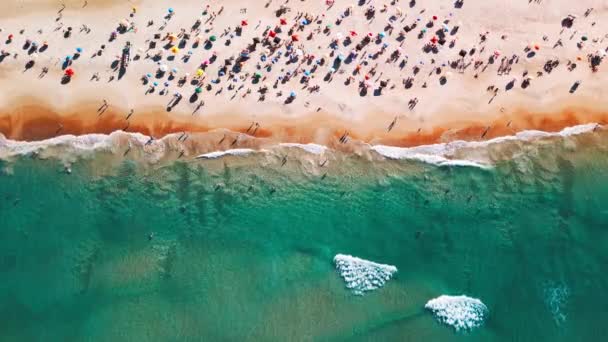 Vista Aérea Mar Com Ondas Suaves Praia Areia Com Pessoas — Vídeo de Stock