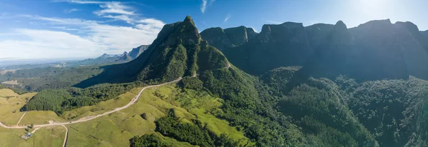 巴西高山全景 圣卡塔里纳州的山脉 一个叫做Serra Corvo Branco的地方 有一条弯曲的路穿过山口 — 图库照片