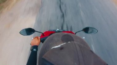 Endonezyalı adam Bali 'de dar bir sokakta motosiklet sürüyor. Sürücünün Endonezya 'daki POV' u