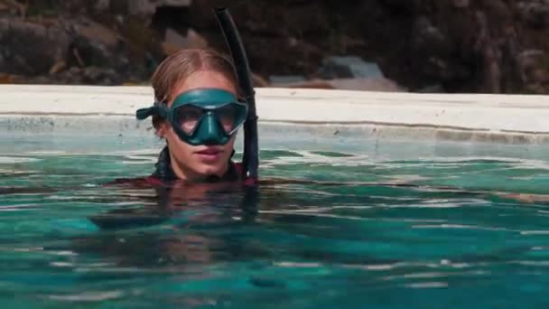 Žena Masce Dýchá Vlaky Bazénu Samice Volný Potápěč Připravuje Potápění — Stock video