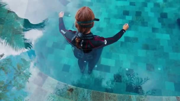 Ženská Cvičí Bazénu Samice Volný Potápěč Připravuje Potápění Dyn Začíná — Stock video
