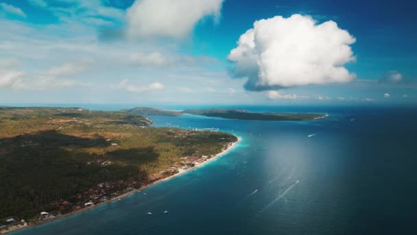インドネシアのバリ島ヌサペニダ ヌサペニダ島の海岸の空中写真雲がそれを飛んでいます — ストック動画