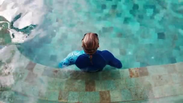 Trénink Freediver Cvičí Bazénu Čeká Něj Přijde Řada — Stock video