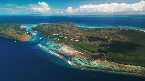 インドネシア バリのヌサレンボンガン 晴れた日のヌサレンボンガン島の空中ビュー — ストック動画