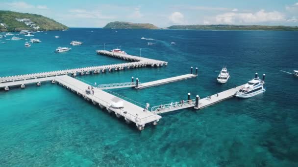 インドネシアのヌサペニダ島の海港の空中ビュー — ストック動画