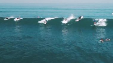 Kalabalık sörf yapıyor, Bali. İnsanlar Bali, Endonezya 'da ünlü Batu Bolong sörf noktasında sörf yapıyor.