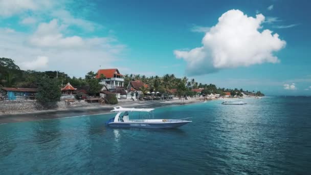 Loď Kotvící Pobřeží Ostrově Nusa Penida Indonésii — Stock video