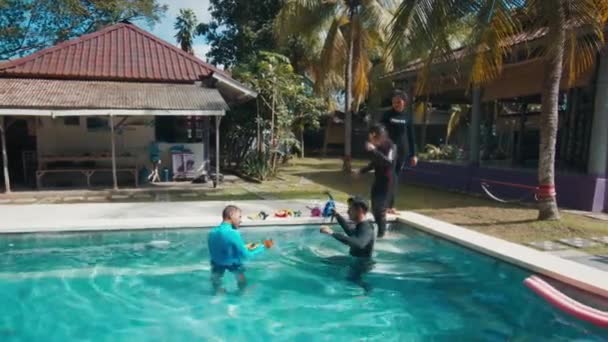 Nusa Penida Bali Indonesia 2023年7月 フリーダイビングスクール ヒスパニック系のトレーナーは アジアの学生を教えています静的息プールで保持 — ストック動画