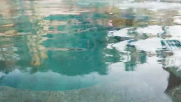 Εκπαίδευση Στην Πισίνα Αρσενικό Freediver Εμφανίζεται Από Νερό Και Αρχίζει — Αρχείο Βίντεο