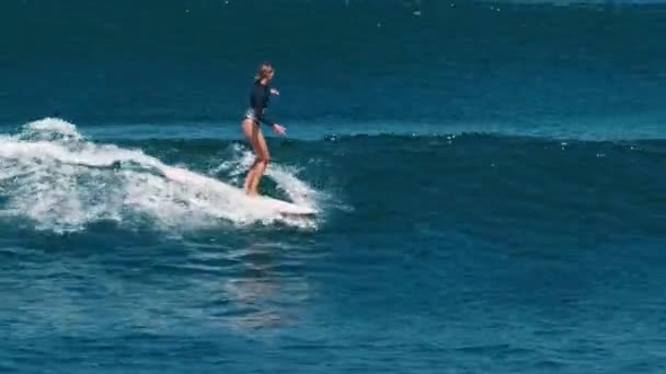 Canggu Bali Junho 2023 Mulher Surfa Onda Famoso Surfe Batu — Vídeo de Stock