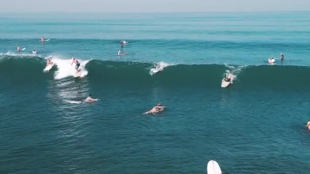 Kalabalık Sörf Yapıyor Bali Nsanlar Bali Endonezya Ünlü Batu Bolong — Stok video
