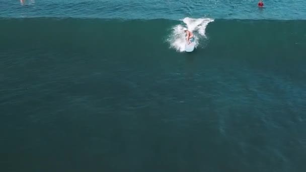 Vrouw Surft Batu Bolong Surfspot Bali Indonesië — Stockvideo
