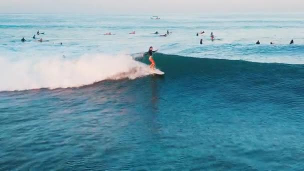 Cangu Bali June 2023 印度尼西亚巴厘岛著名的Batu Bolong冲浪胜地 女性冲浪 — 图库视频影像