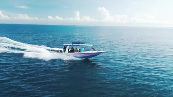 Snelle Boot Met Passagiers Beweegt Tropische Zee Camera Volgt Stijgt — Stockvideo