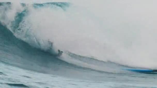 Beginner Surfer Probeert Golven Vangen Oceaan Set Van Drie Voetjes — Stockvideo