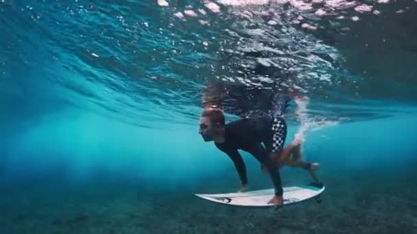 Sörfçü Sörf Tahtasıyla Dalgaların Altına Dalıyor — Stok video