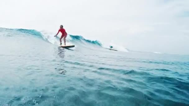 Mulher Surfista Monta Onda Efeito Velocidade Warp Com Movimento Lento — Vídeo de Stock