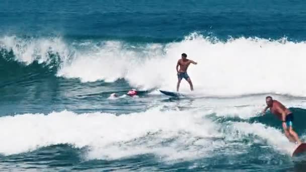 Canggu Bali 2023年6月 インドネシア バリのバトゥ ボロンの有名なサーフィンスポットで波をサーフィン — ストック動画
