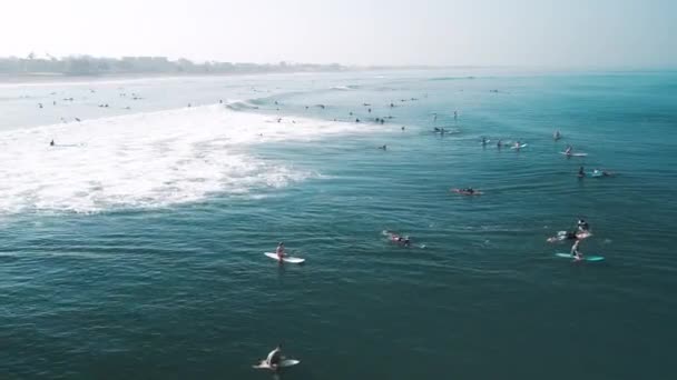 Publiken Surfar Bali Folk Surfar Vågen Berömda Batu Bolong Surfplats — Stockvideo