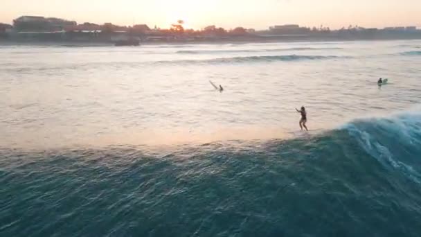 Серфинг Бали Рассвете Люди Занимаются Серфингом Знаменитом Серфинге Бату Болонг — стоковое видео