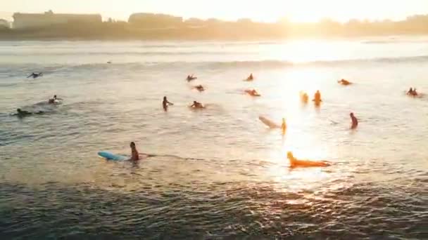 Surf All Alba Bali Gente Naviga Sull Onda Sul Famoso — Video Stock