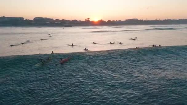 Sonnenaufgangssurfen Auf Bali Menschen Surfen Auf Der Welle Berühmten Batu — Stockvideo