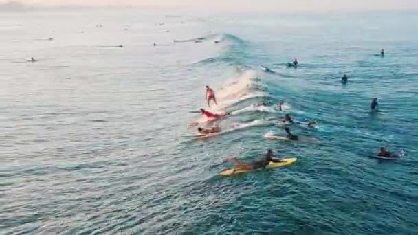 Kalabalık Sörf Yapıyor Bali Nsanlar Bali Endonezya Ünlü Batu Bolong — Stok video