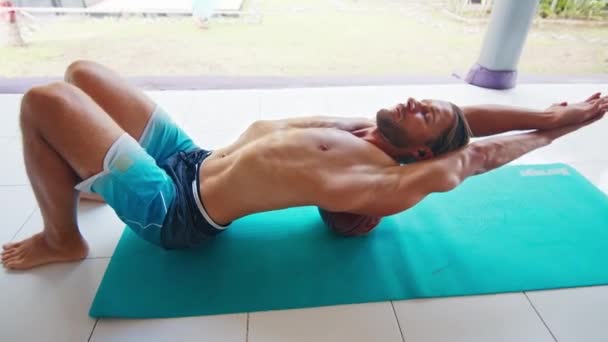Jonge Fitte Man Doet Aan Yoga Blanke Man Voert Stretching — Stockvideo