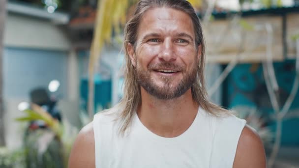 Mans Röportajı Genç Beyaz Bir Adam Kamerada Konuşuyor Erkek Sörfçüler — Stok video
