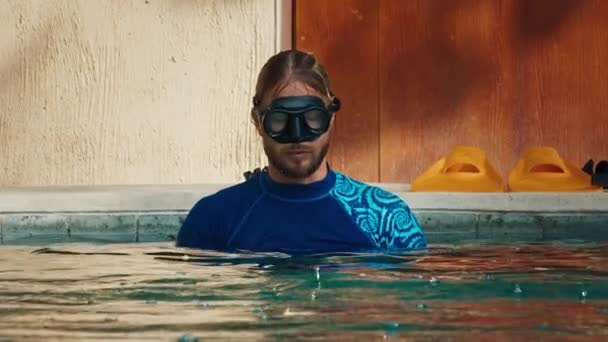 Mannelijke Freediver Treinen Het Zwembad Duiken — Stockvideo