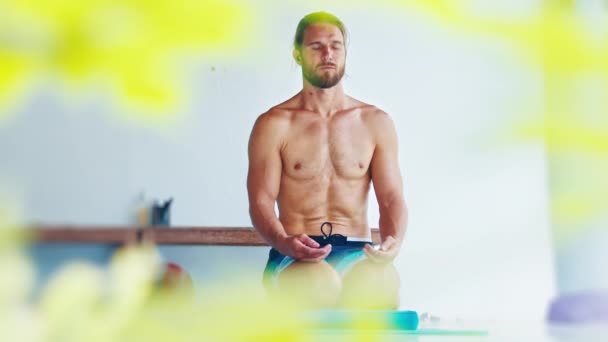 Genç Fit Adam Yoga Meditasyon Egzersizleri Yapıyor Beyaz Adam Odada — Stok video