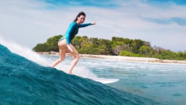 Genç Kadın Maldivler Sörf Yapıyor — Stok video