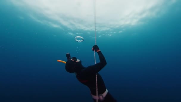 Masculino Freediver Faz Bolha Anéis Subaquático Pendurado Corda — Vídeo de Stock